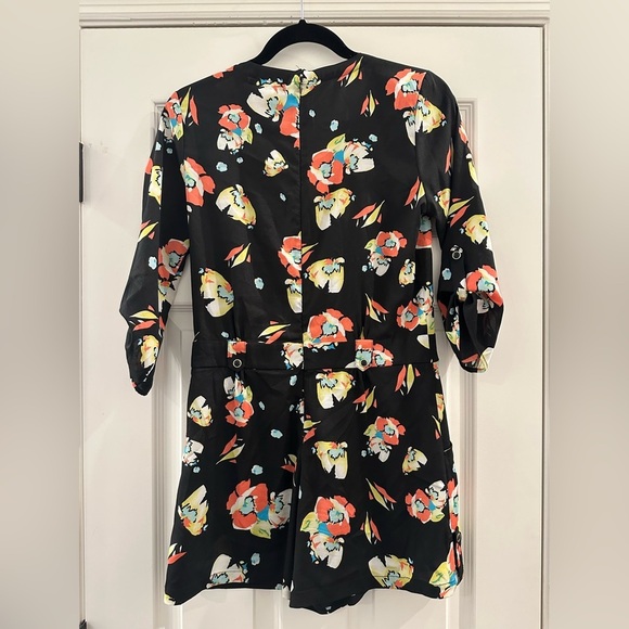 Yumi Kim Women’s Black Floral Shorts Romper Pockets Size XS - Picture 2 of 7